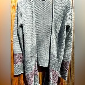 Sweater. SIZE: M
COLOR: Gray
BRAND: Trillium